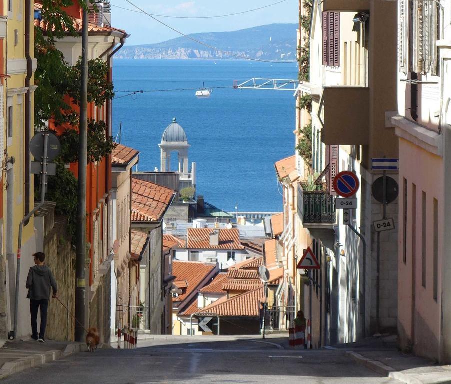 Casa Vacanze All'Angolo Trieste Exterior photo